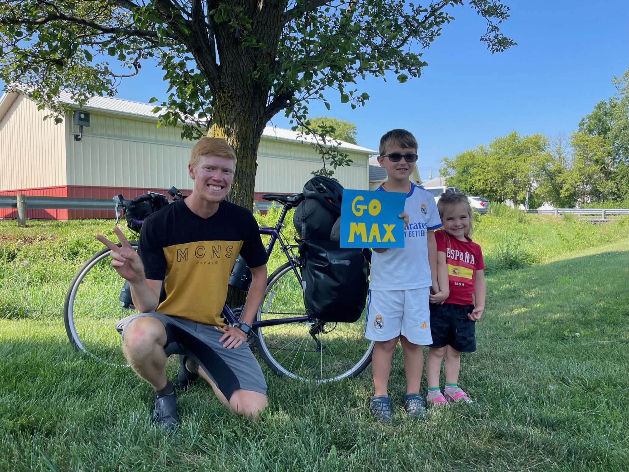 Day 37 - Big support from Nando and Evie, my host's kids! Thank you!!